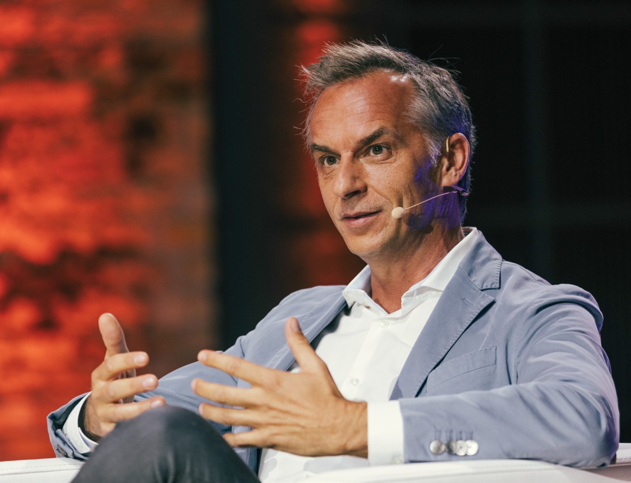 Bernd Rosenbichler auf einer Bühne im Gespräch